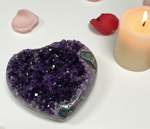 Load image into Gallery viewer, Side view of natural purple amethyst heart showing well-crafted crystal detail and sparkle